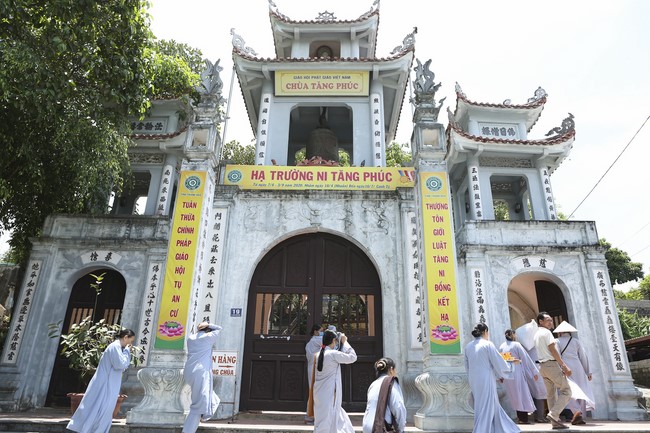 Dong Cao Pagoda offering to the rain retreat schools